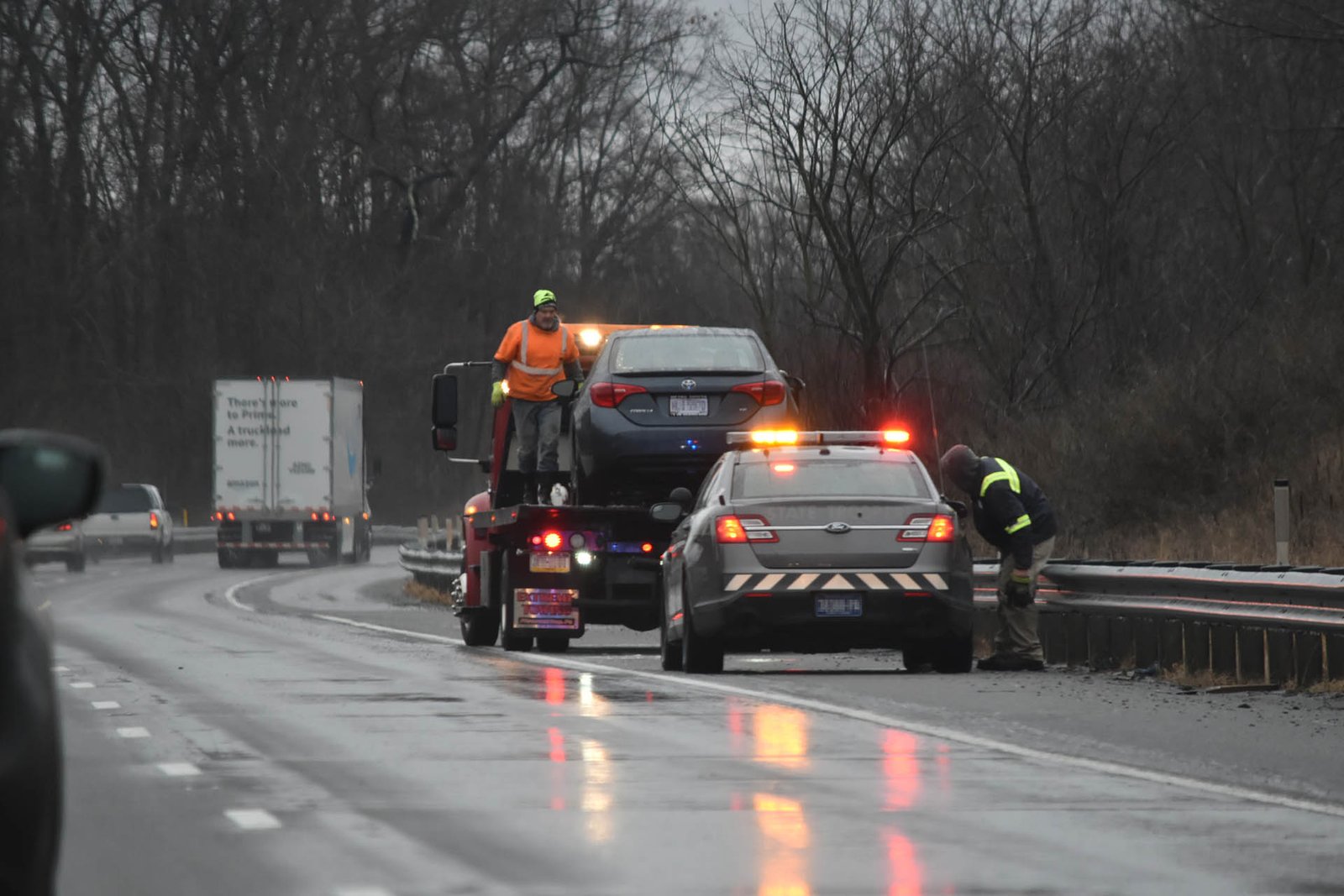 emergency-road-and-towing-services-on-interstate-o-2024-11-03-06-01-50-utc Local towing team responding to a roadside emergency in Edmonton Alberta